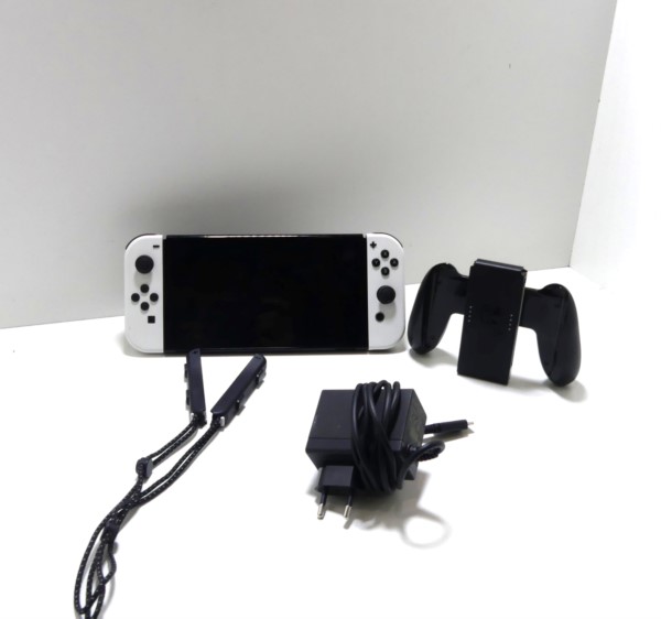 Nintendo Switch OLED - Mario Kart 8 Deluxe Bundle schwarz/weiß Konsole